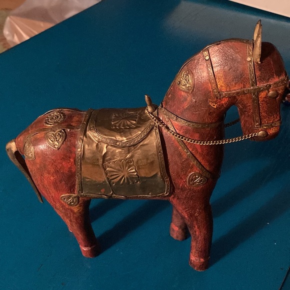 Wood/brass Horse statue from India. Exquisite detailed brass embellishments. - Picture 2 of 13